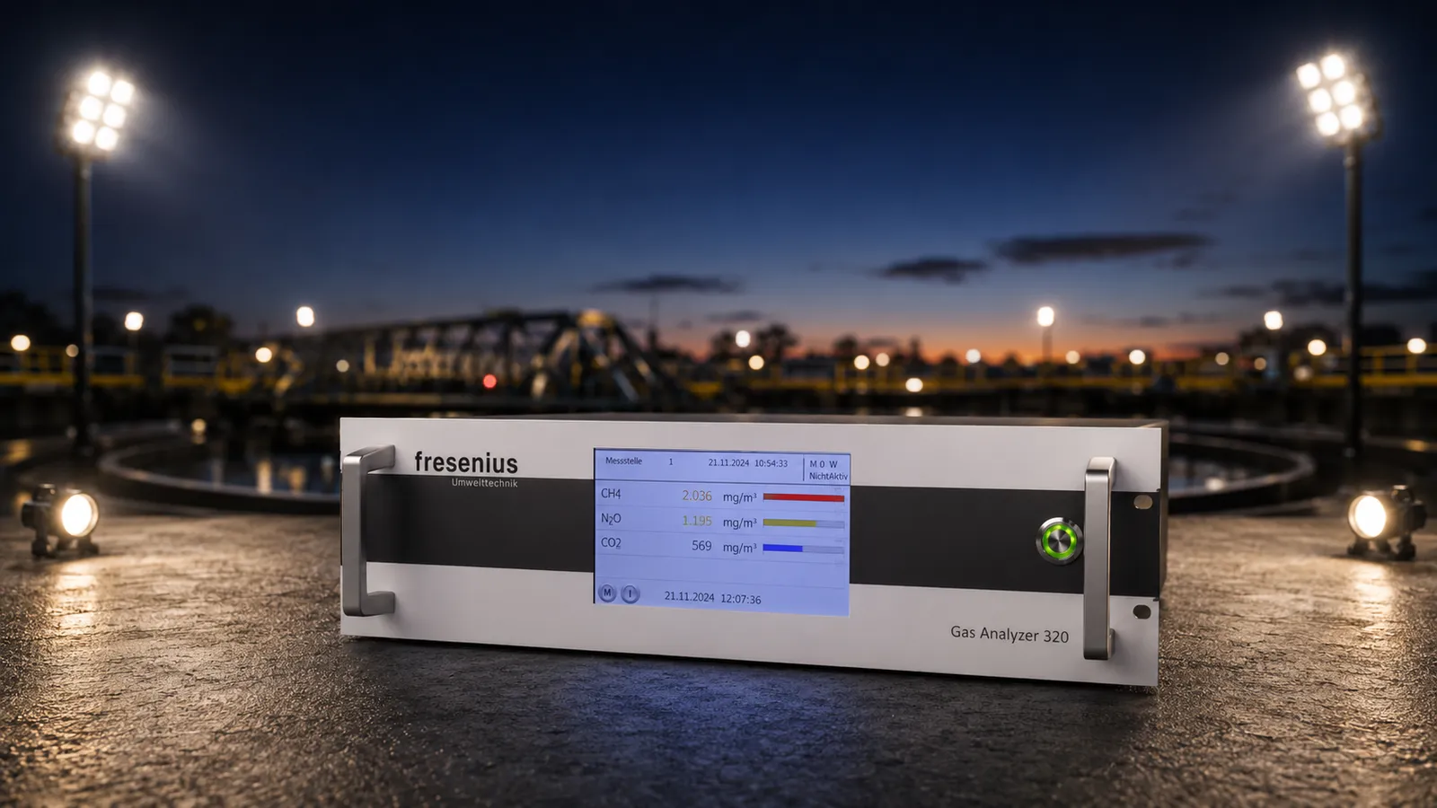 Gasanalysegerät GA 320 des Off-Gas Systems Expert am Belebungsbecken einer Kläranlage in der Dämmerung