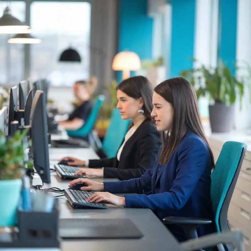 Kolleginnen arbeiten im modernen Büro am Computer