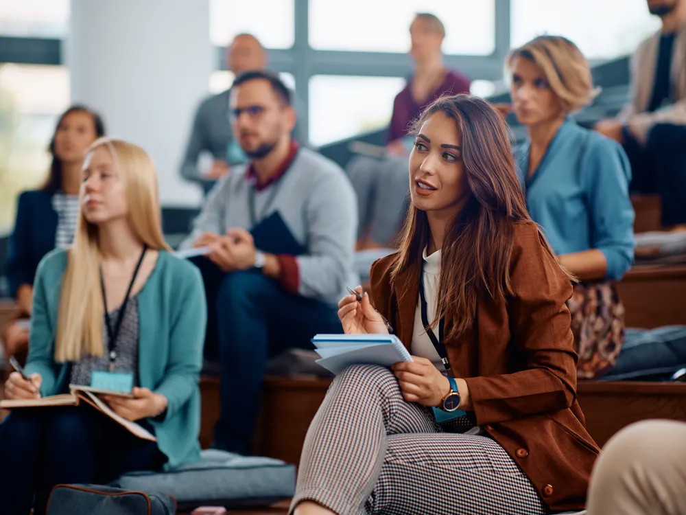 Junge Unternehmerin macht sich Notizen – Bildung, Qualifizierung und lebenslanges Lernen