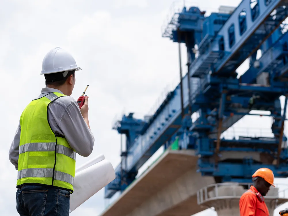 Vermesser und Ingenieure mit Theodolit – Industrie, Innovation und Infrastruktur
