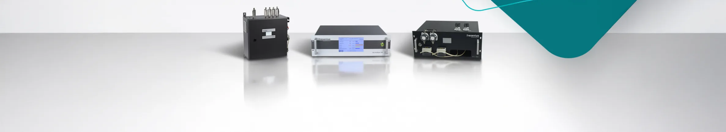 Drei Gasanalysatoren und Prozessmesstechnik-Module von Fresenius Umwelttechnik in modularer Anordnung