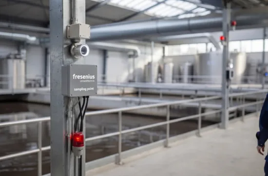 Probenahmesonde von Fresenius Umwelttechnik mit Signalleuchte an Industrieanlage montiert