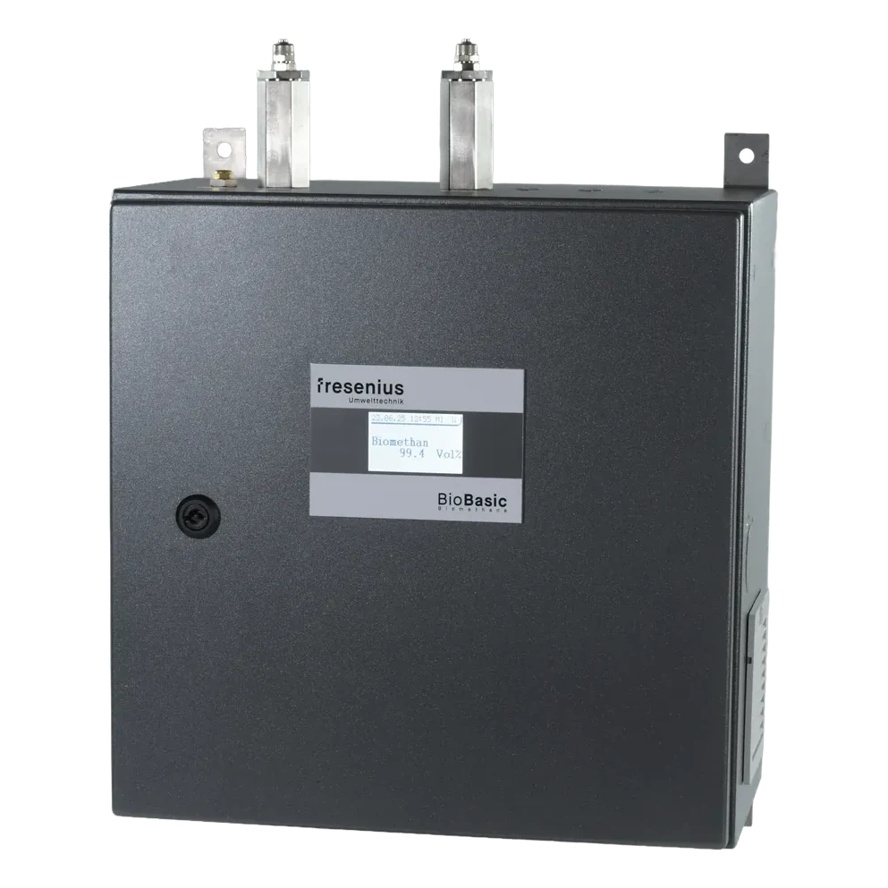 BioBasic Biomethane Gasanalysator im Wandgehäuse, Frontansicht mit Touchdisplay und Methananzeige